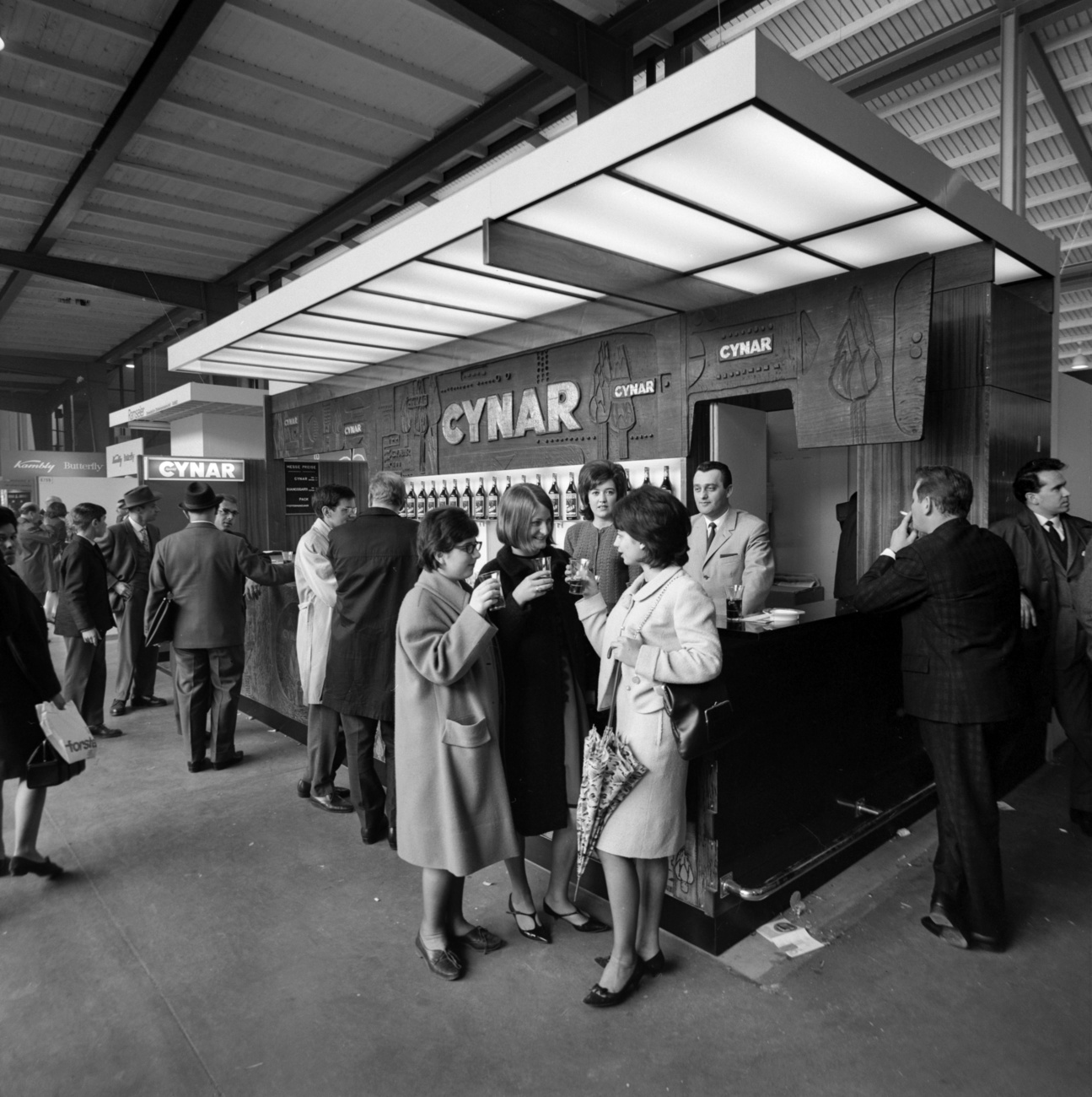 Visitatori al bar dell'azienda Cynar, nell'ambito della 49ª Mustermesse di Basilea, scattata il 27 aprile 1965.