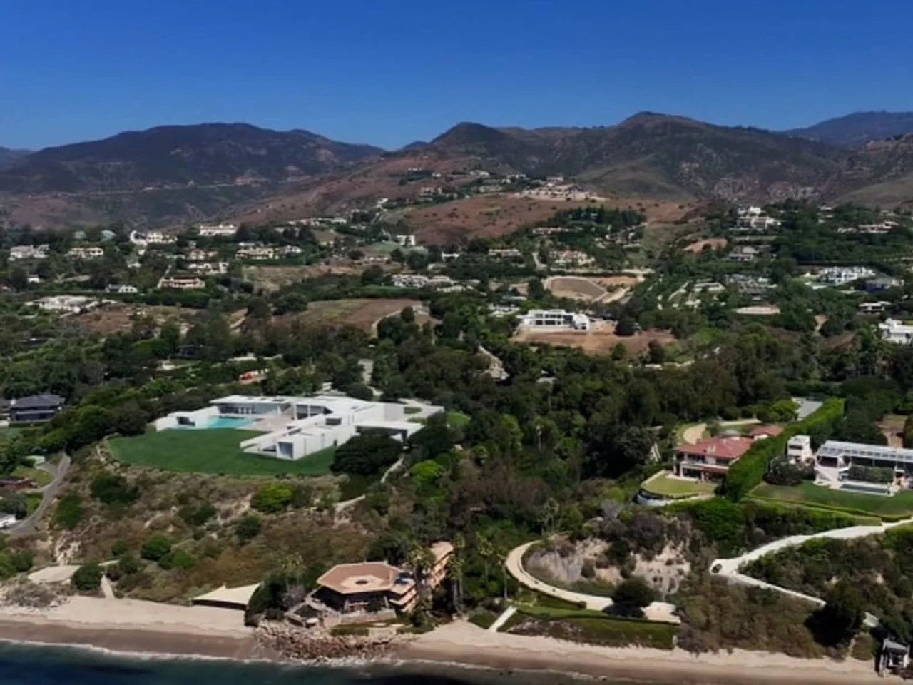 Exclusive neighbourhood: The large white villa in the lower left third belongs to Beyoncé and Jay-Z - Roger Kurath's latest project is being built behind it on the right.