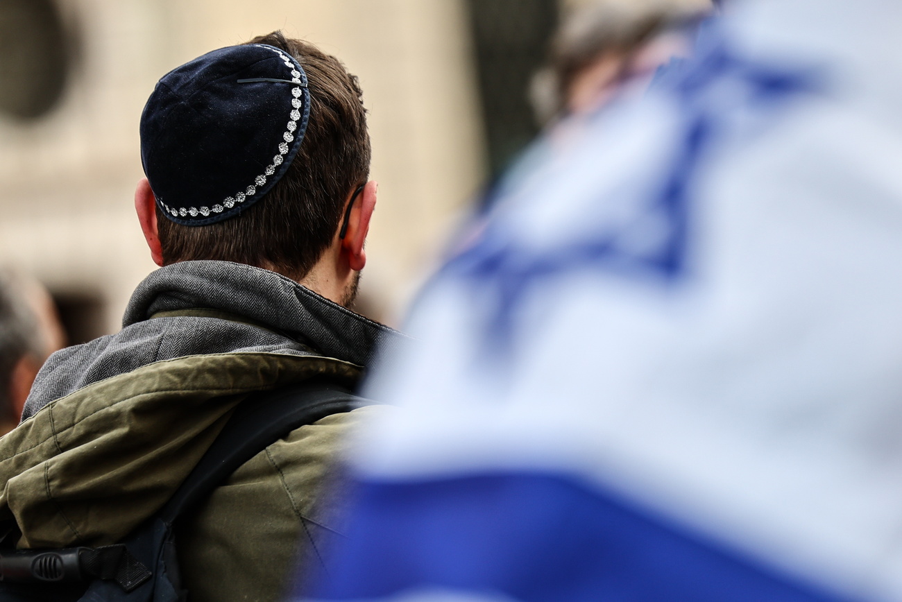 uomo con kippah fotografato di spalle