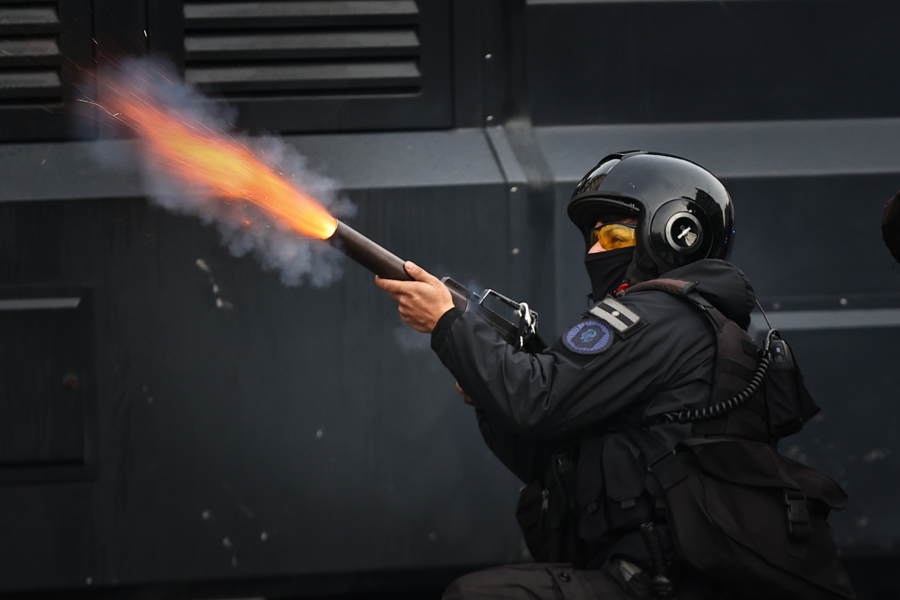 Policía lanza gas lacrimógeno a manifestantes.