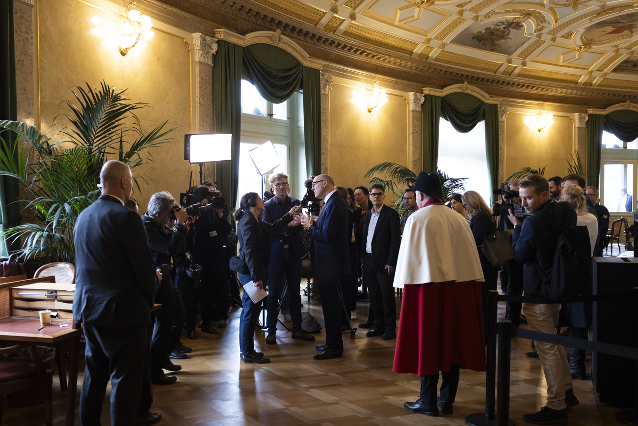 Le nouveau ministre de la Défense Martin Pfister dans la Salle des pas perdus le jour de son élection.