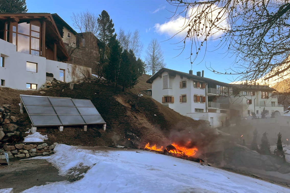 velivolo in fiamme vicino a case plurifamiliari