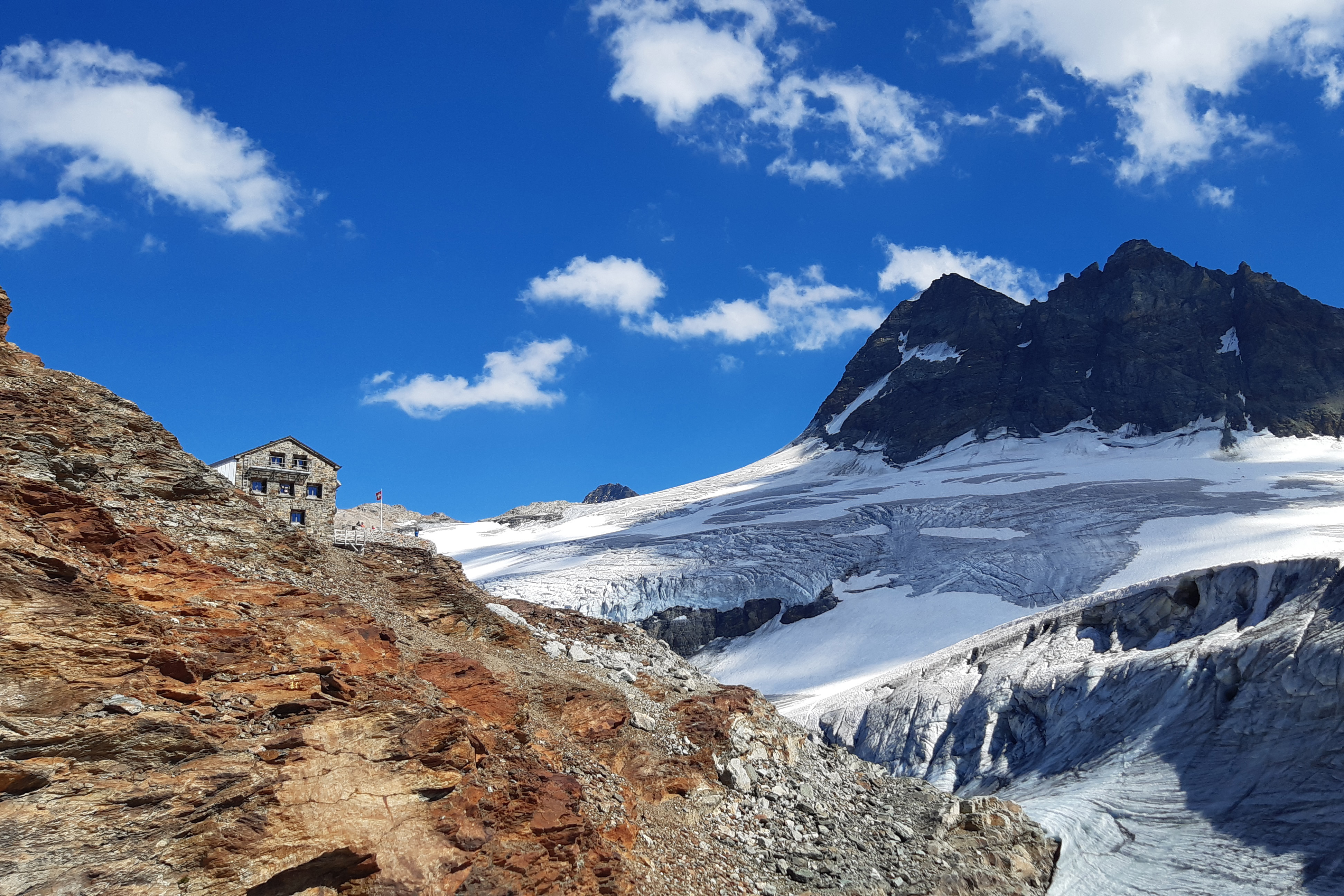 rifugio alpino vicino a un ghiacciaio