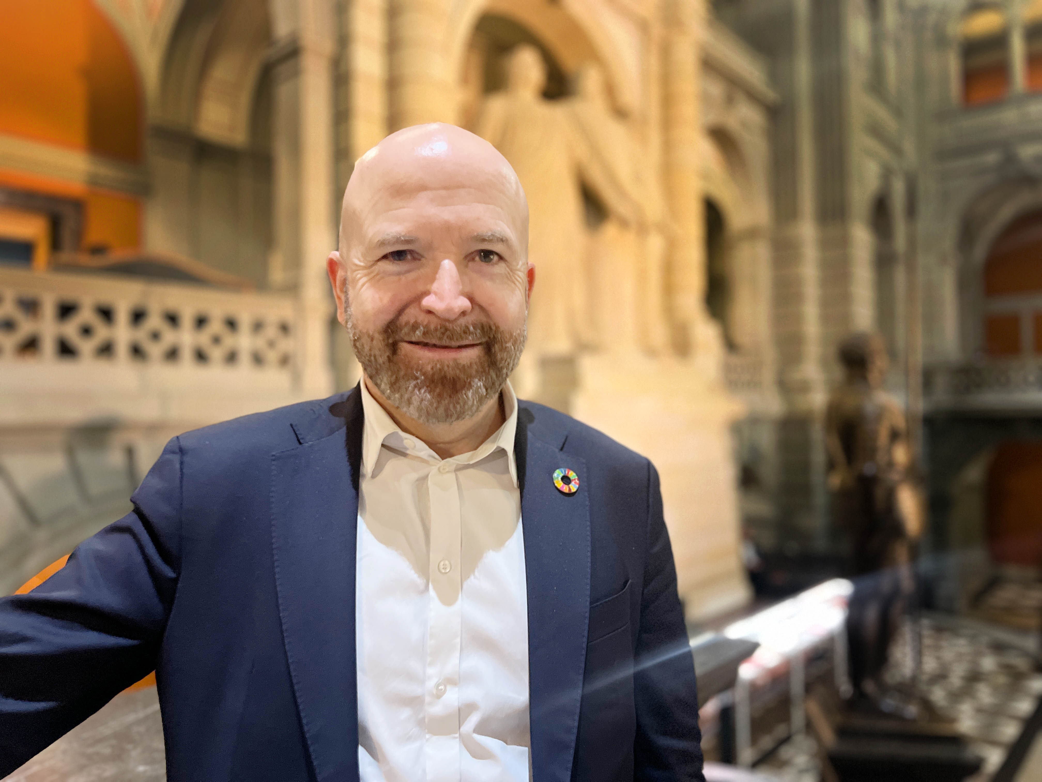 Nicolas Walder vor den drei Eidgenossen im Bundeshaus. Der Bildhauer James André Vibert, der die Skulptur um 1912 schuf, stammt wie Walder aus Carouge GE.