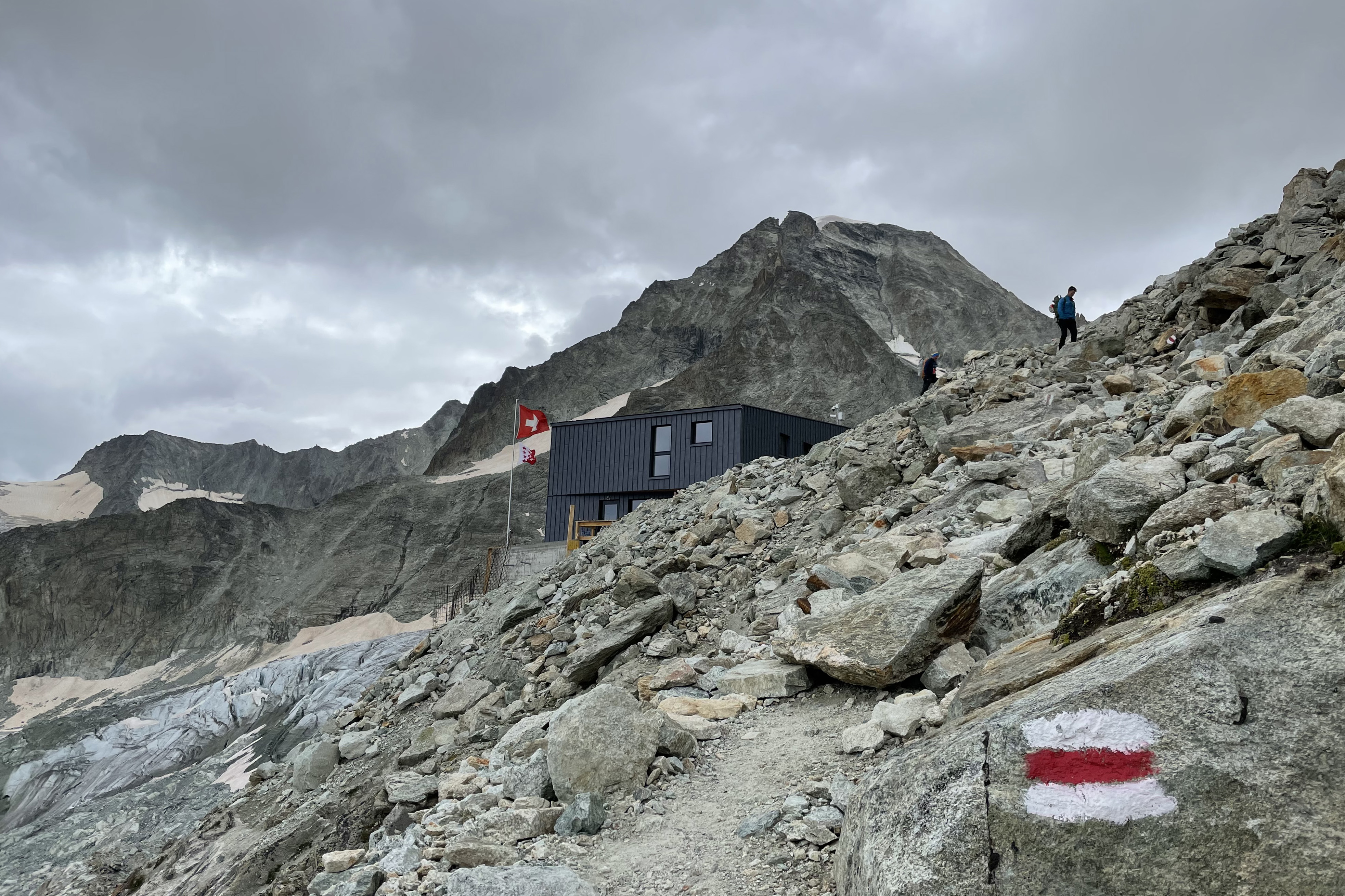 rifugio alpino in un paesaggio montano roccioso