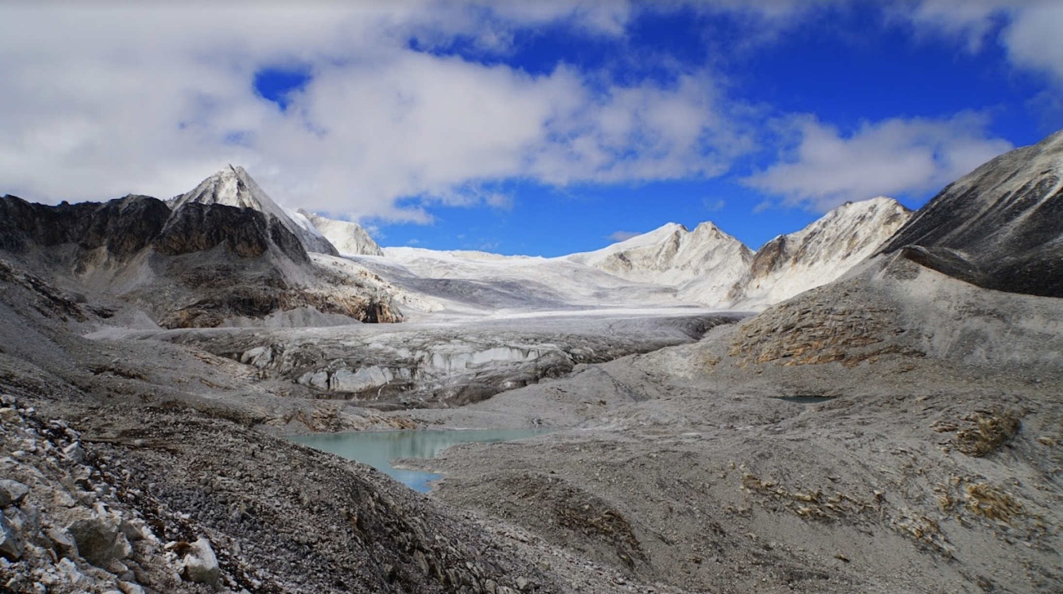 paesaggio di montagne innevate