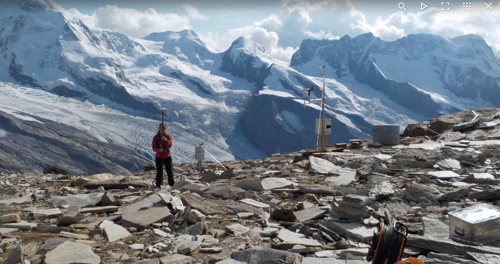 una ricercatrice effettua misure del permafrost in montagna