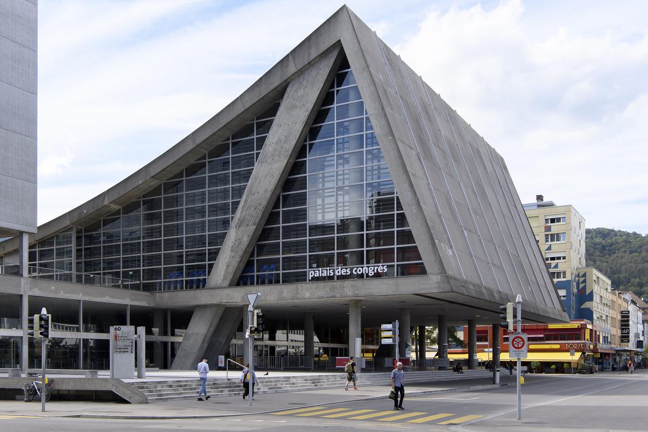 Le Palais des Congrès à Bienne, avec sa toiture en forme de voûte