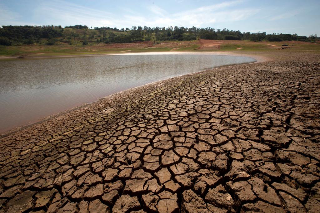 Водная почва. Опустынивание в Бразилии. Опустынивание земель в Бразилии. Засуха рек. Пересохший водоем.