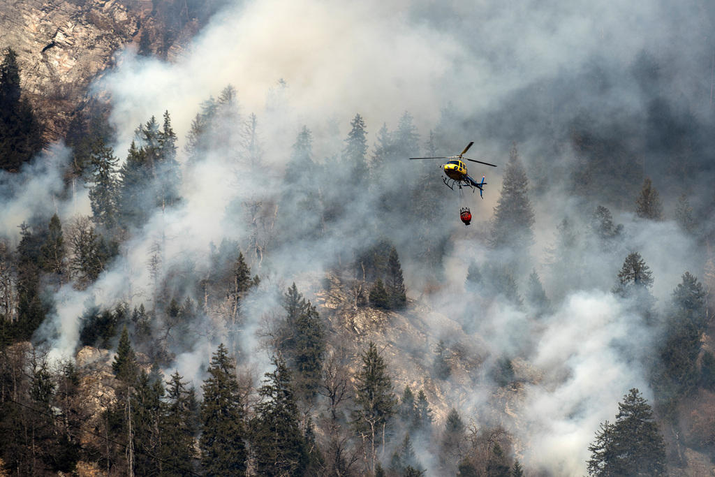 Forest fire mk ii. Лесные пожары в Швейцарии. Fire Helicopter.