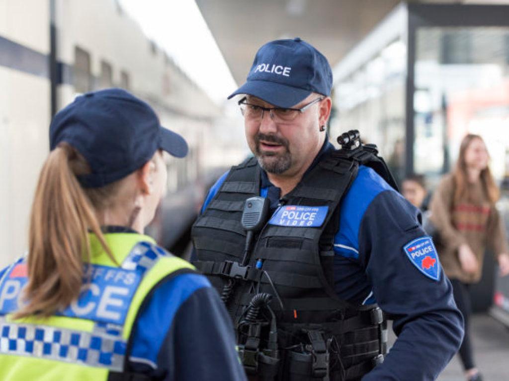 SBB Startet Pilotversuch Mit Bodycams Bei Transportpolizei - SWI ...