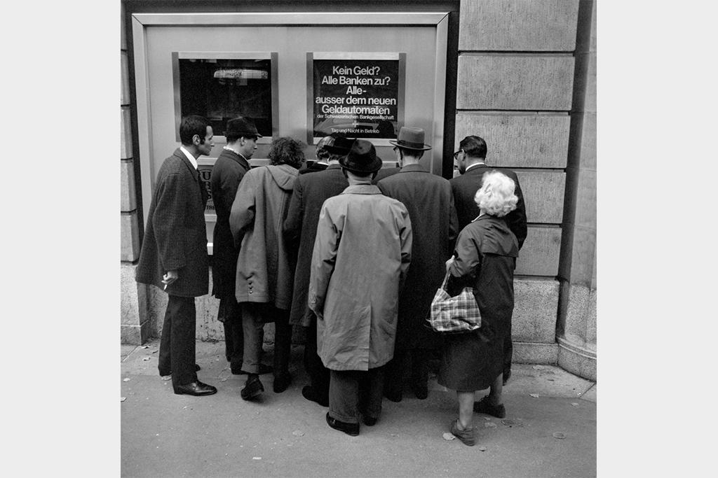 Банкоматы в ссср. Первый Банкомат 1967. Банкомат 1939. Первый Банкомат 1939 года. Первый Банкомат в СССР.