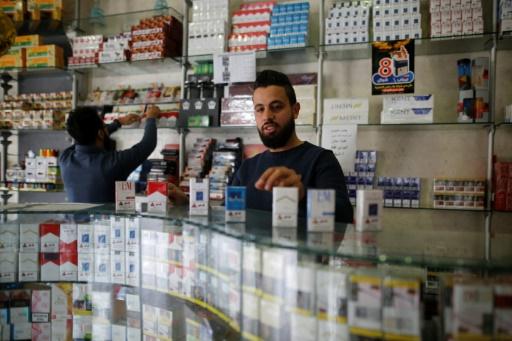 سوق السجائر في غزة تنتعش بفضل المصالحة لكن عجلة الاقتصاد لا تزال متعثرة