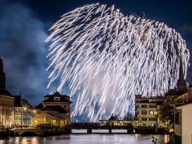 Neues Jahr beginnt in der Schweiz mit Feuerwerk, Fackeln und Regen