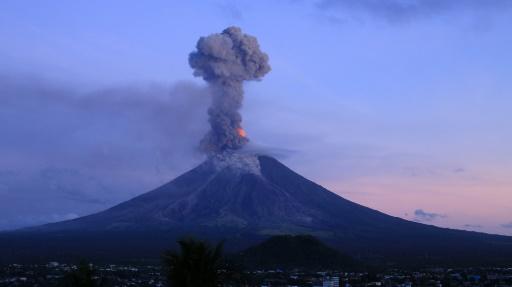 بركان ثائر في الفيليبين يرغم السكان على الفرار ويثير فضول السياح swi swissinfo ch