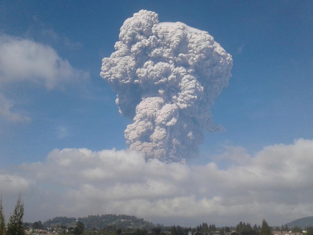 Indonésie : le volcan Merapi, sur l'île de Java, crache des nuages