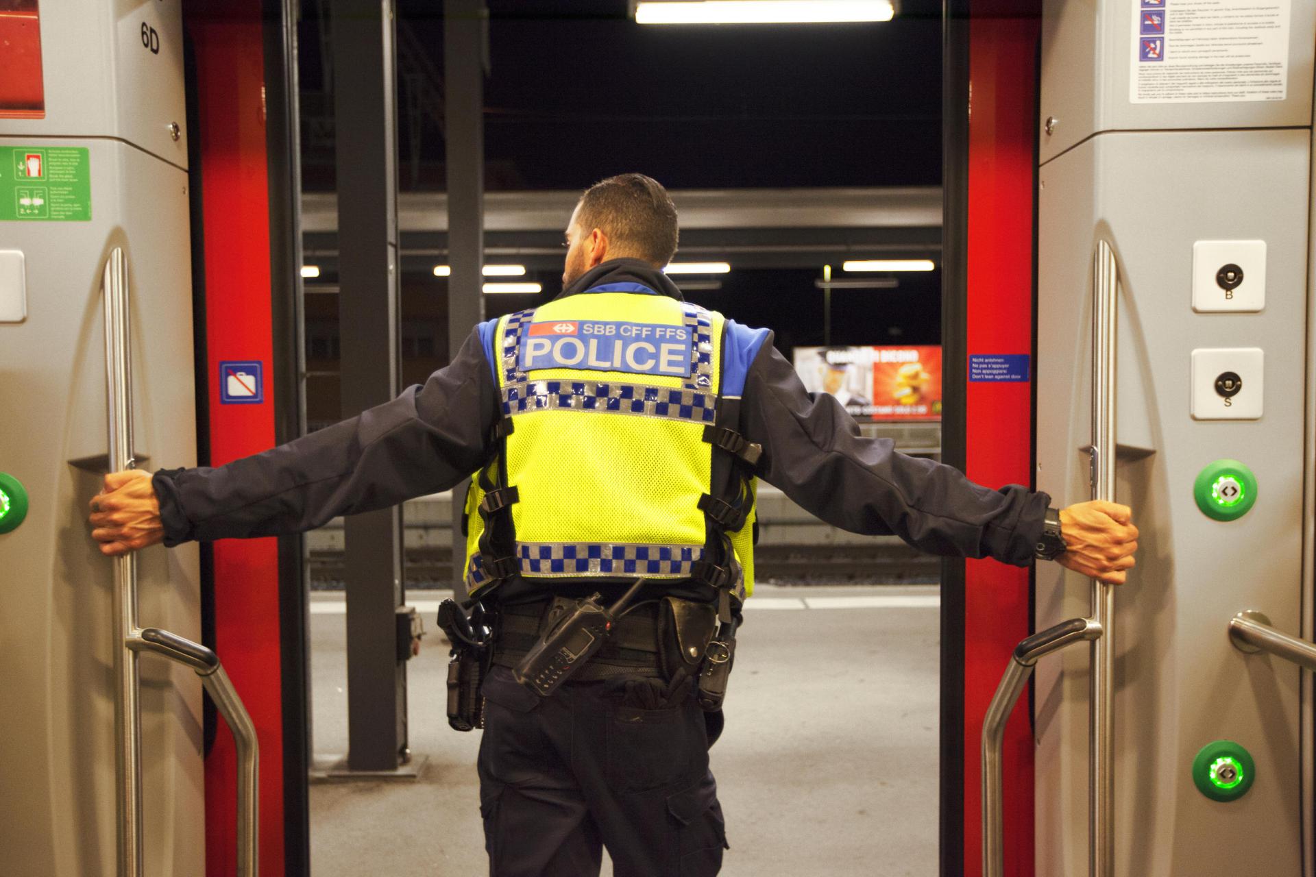 スイス鉄道警察の一日 Swi Swissinfo Ch