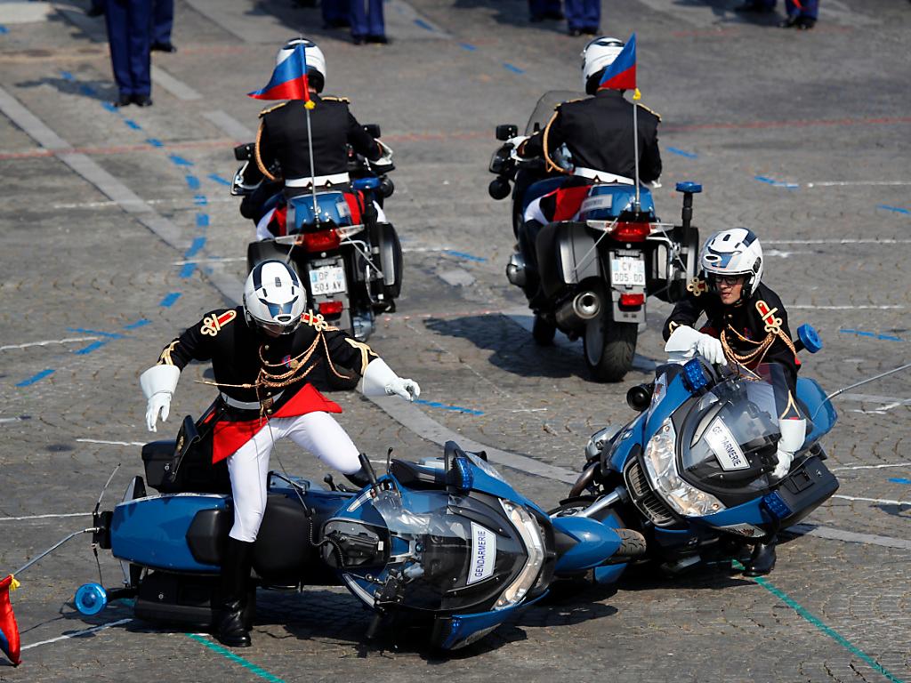 Parigi, Francia, Gruppo francese che celebra la sfilata