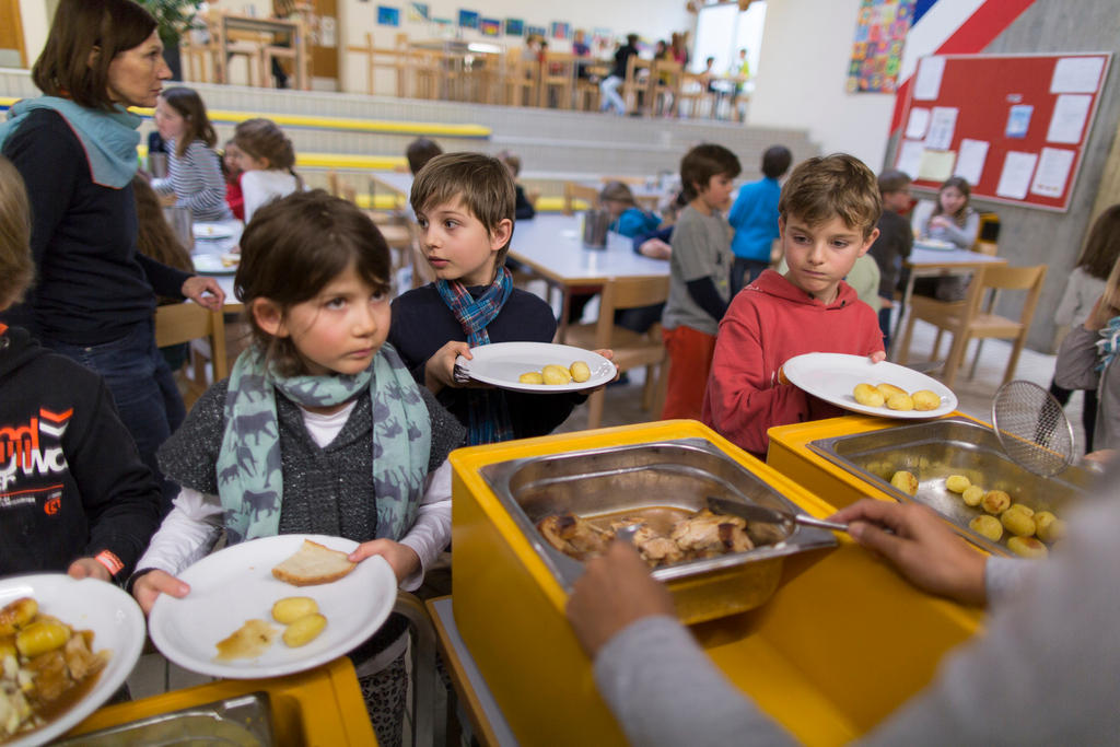 日本のような学校給食がないスイスの公立小学校 親たちはどうしている Swi Swissinfo Ch