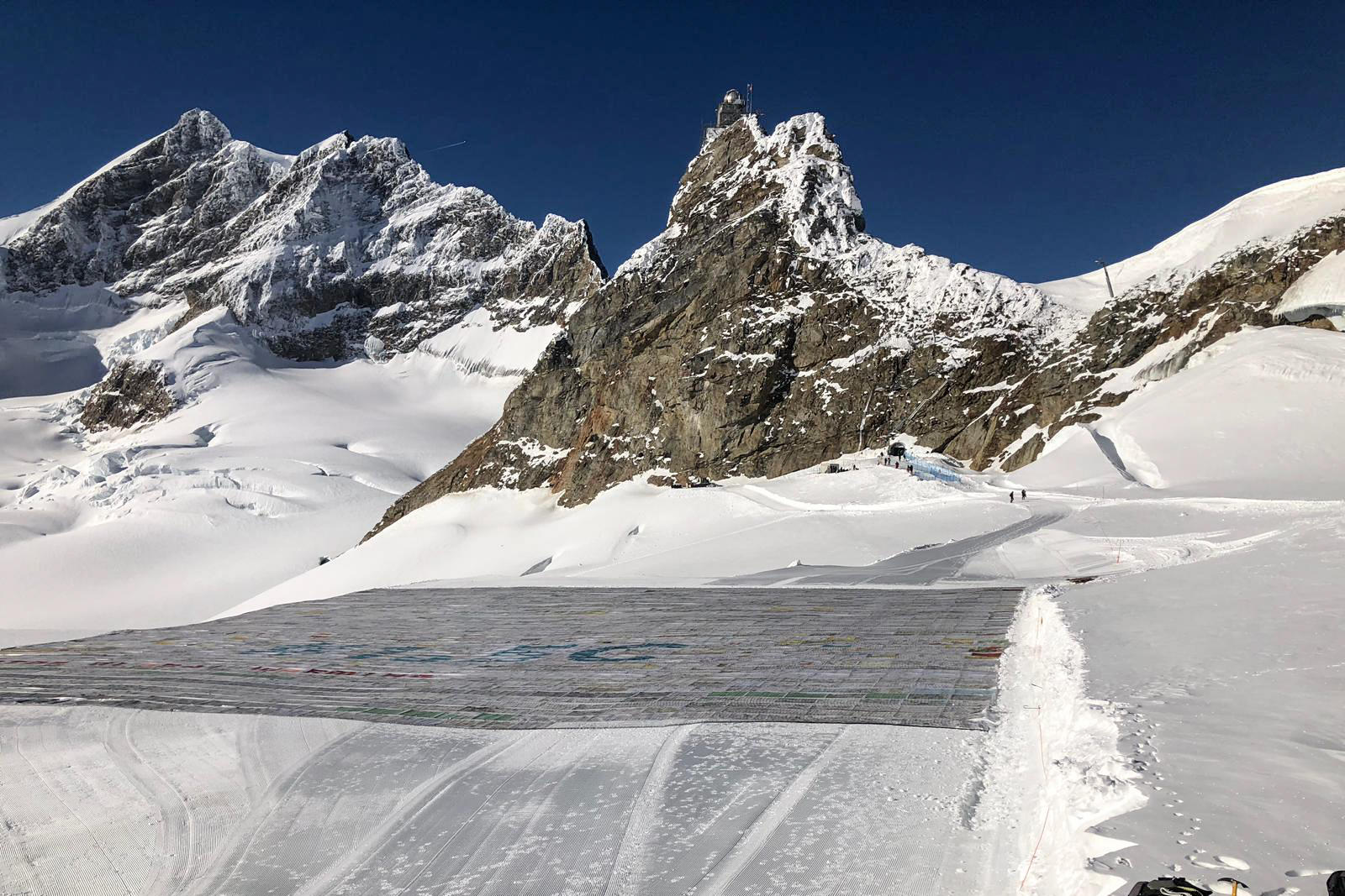 スイスの氷河に巨大絵葉書が出現 Swi Swissinfo Ch