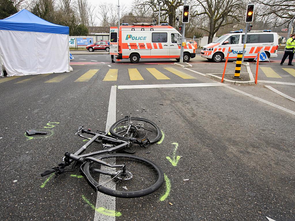 Moto Contre Velo Un Cycliste Tue A Geneve Swi Swissinfo Ch