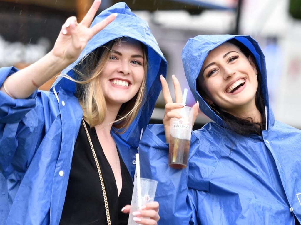 Züri Fäscht kommt ohne grössere Schäden durch Unwetter - SWI swissinfo.ch