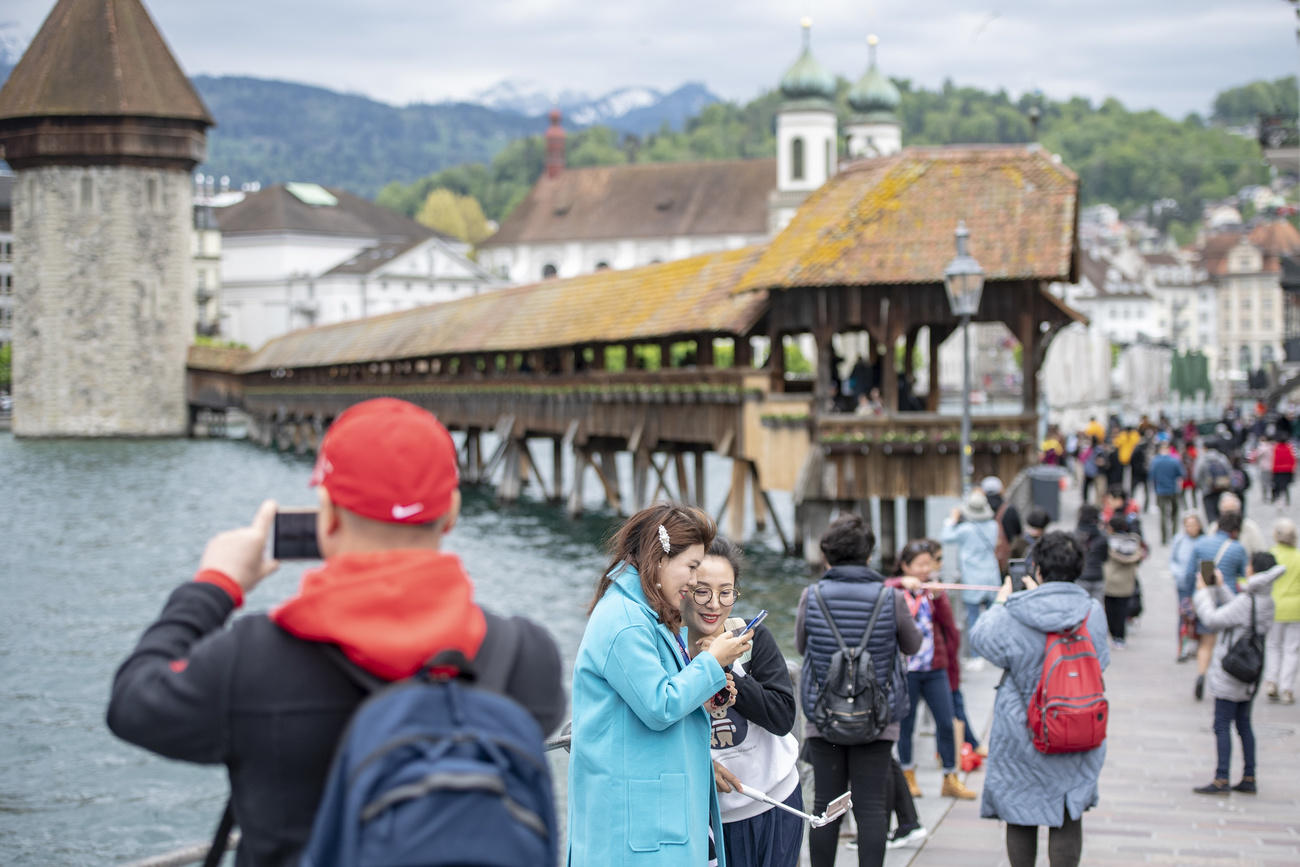 туристы в швейцарии