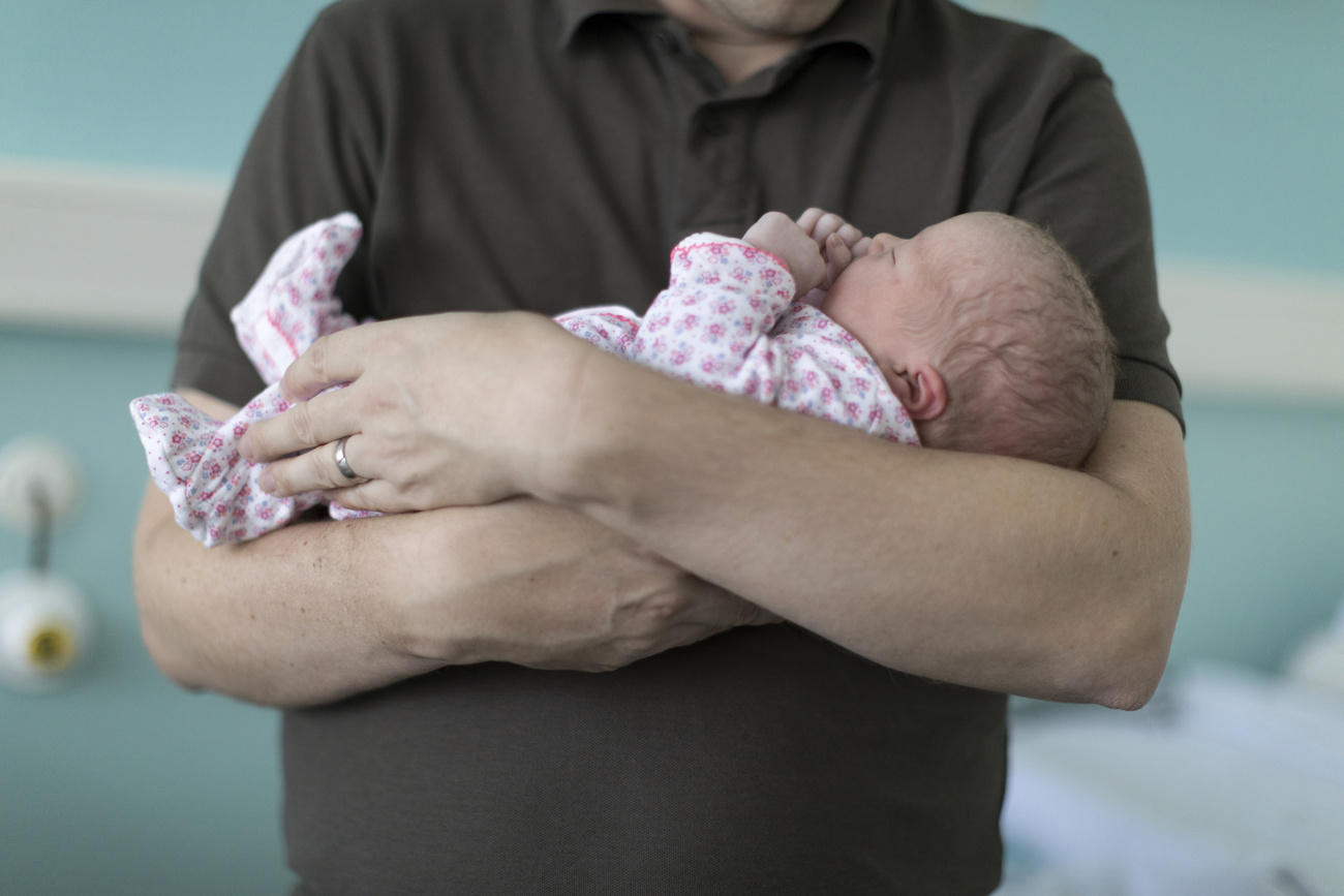 parliament-votes-for-two-week-paternity-leave-swi-swissinfo-ch