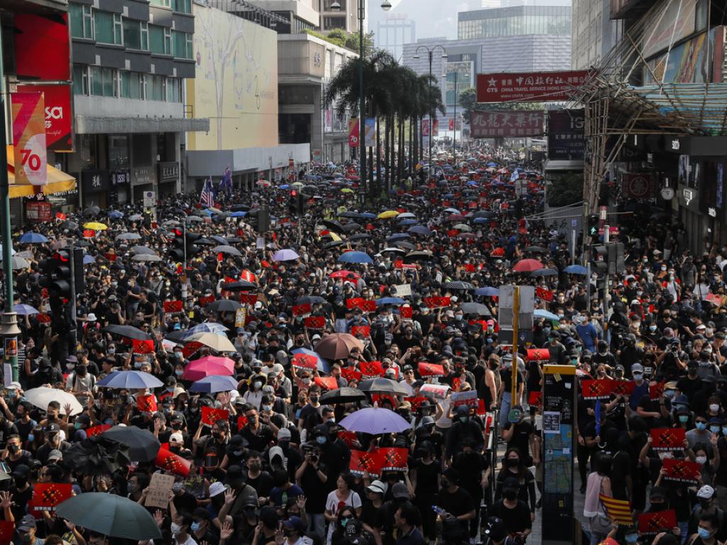 Zehntausende Demonstrieren In Hongkong - Neue Ausschreitungen - SWI ...