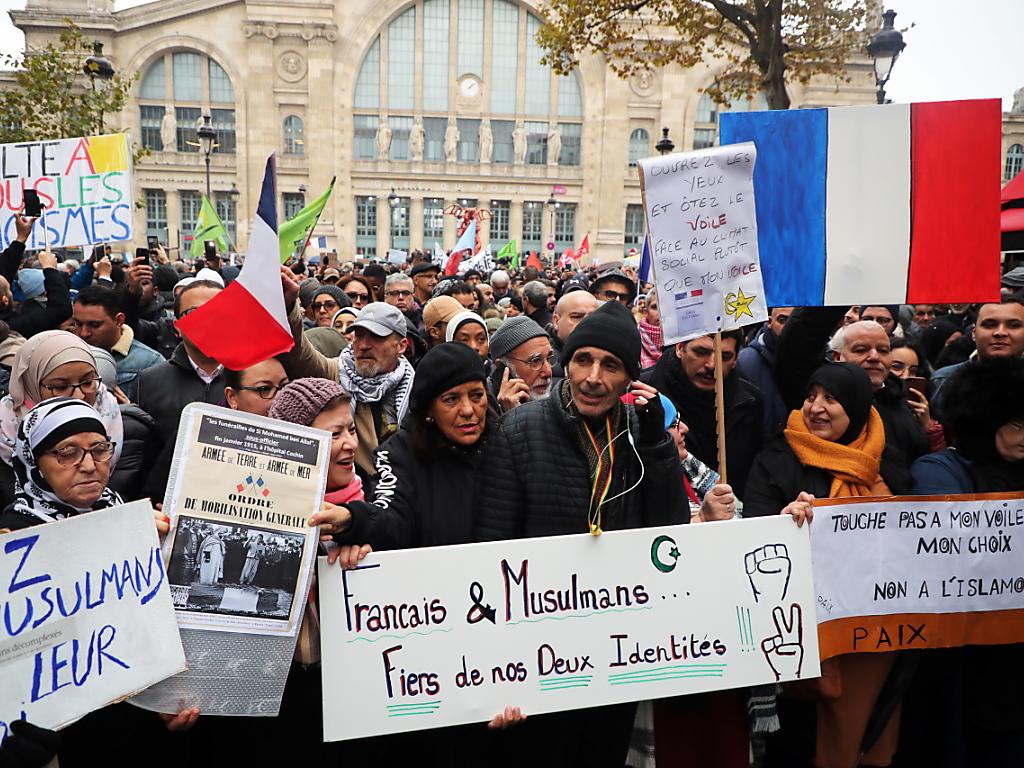 Des Milliers De Personnes Manifestent Contre Lislamophobie à Paris