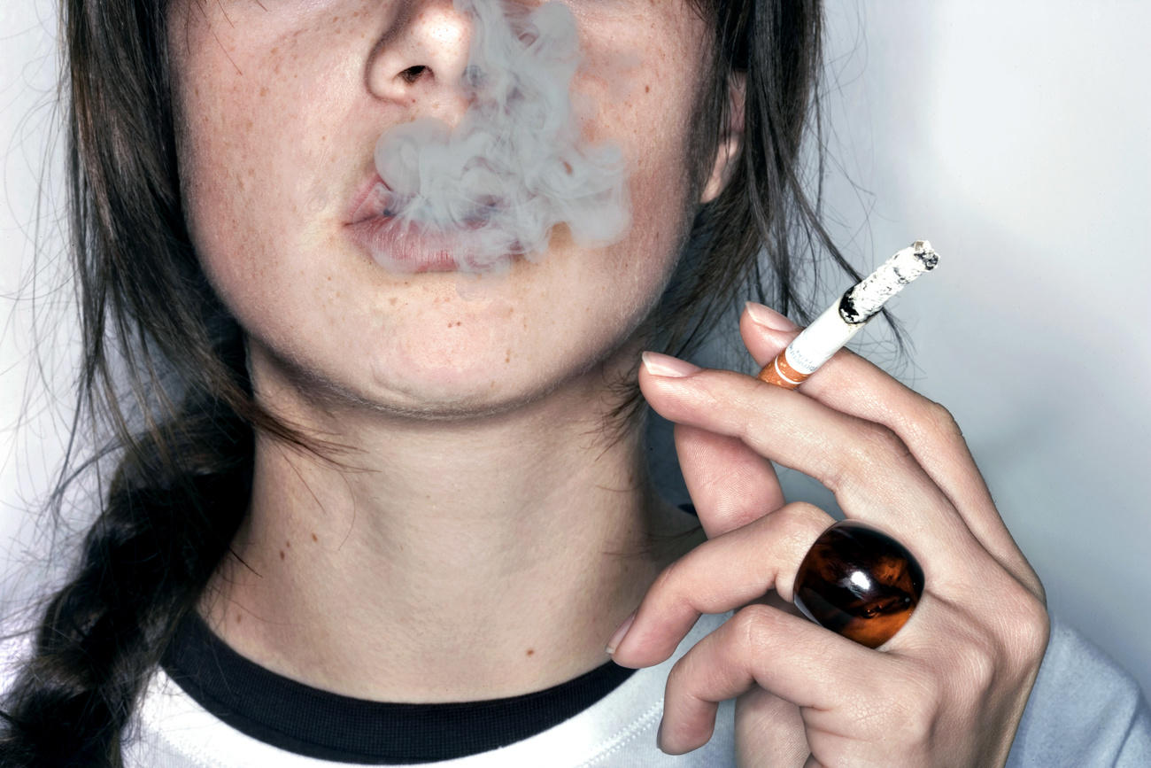 スイス内閣 未成年のたばこ規制案に反対 Swi Swissinfo Ch