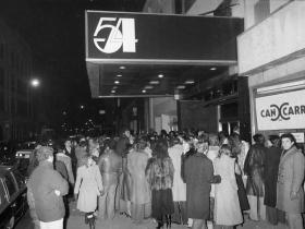 Studio 54, discothèque historique de New York, s'expose à Brooklyn - SWI  