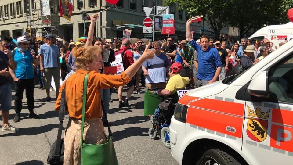Demonstrators Defy Ban To Protest Against Lockdown Swi Swissinfoch 9596