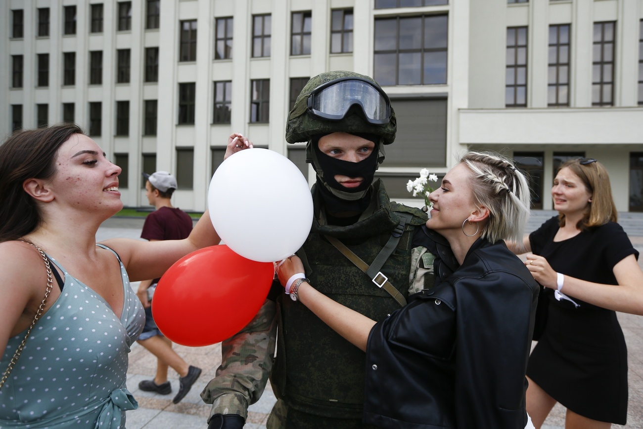 Звонок в беларусь. Запад против Белоруссии. Женщина с цветком против военных. Окружение женщин силовиками в Беларуси. Картинка женщина против агрессии на Украине.