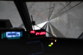 チェネリベーストンネルでは、最高時速２７５キロで列車の走行試験が行われた