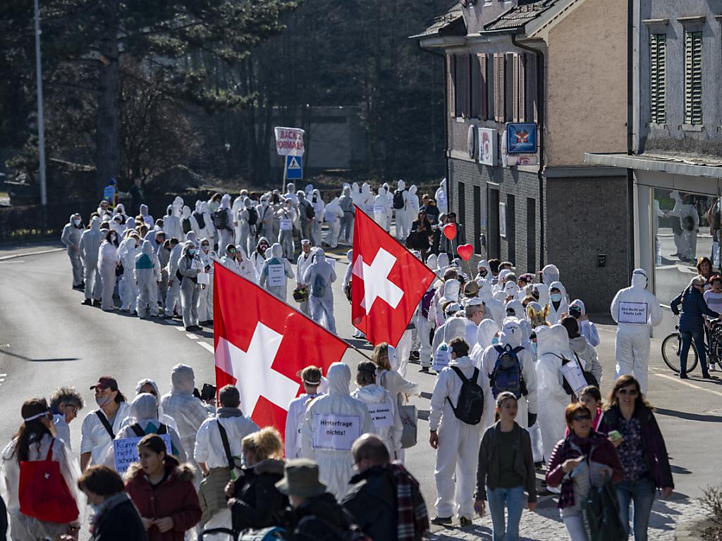 Rund 1500 Personen Protestieren Im Aargau Gegen Corona-Massnahmen - SWI ...