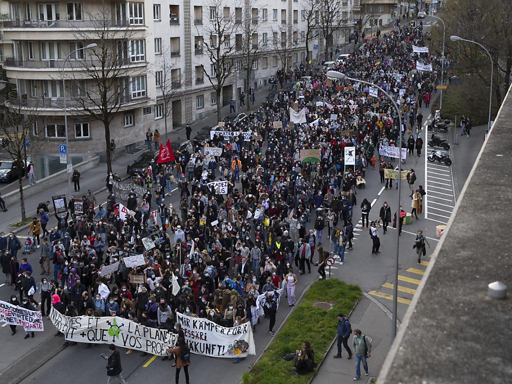 Environ 1500 manifestants à Lausanne en soutien à la ZAD ...