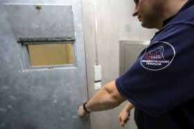 Le gardien de prison ferme la porte de la cellule