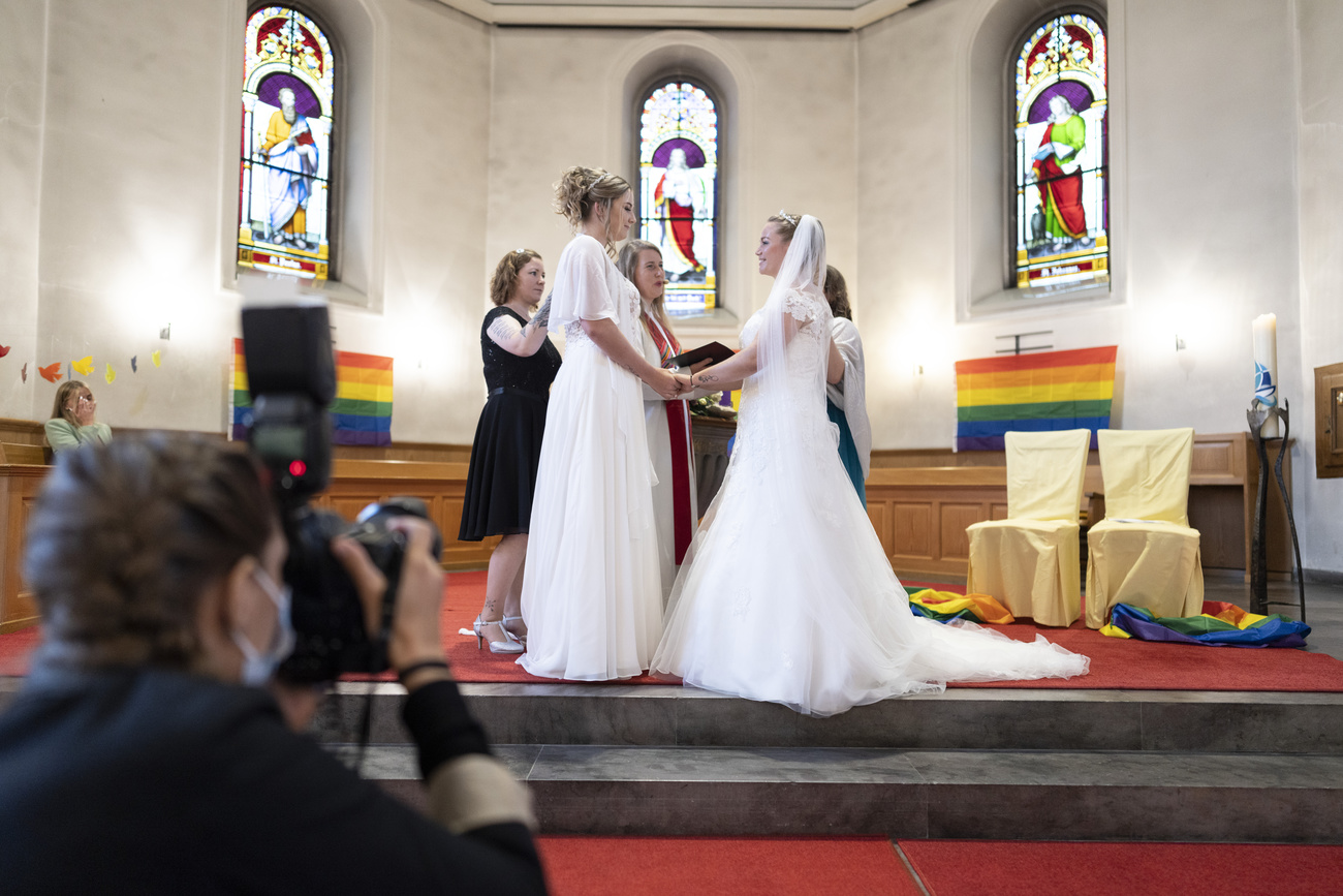 Однополые браки: церкви Швейцарии прогрессивнее политиков - SWI swissinfo.ch