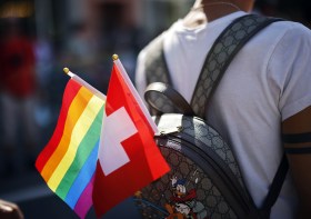 Schweizer und LGBT-Flaggen