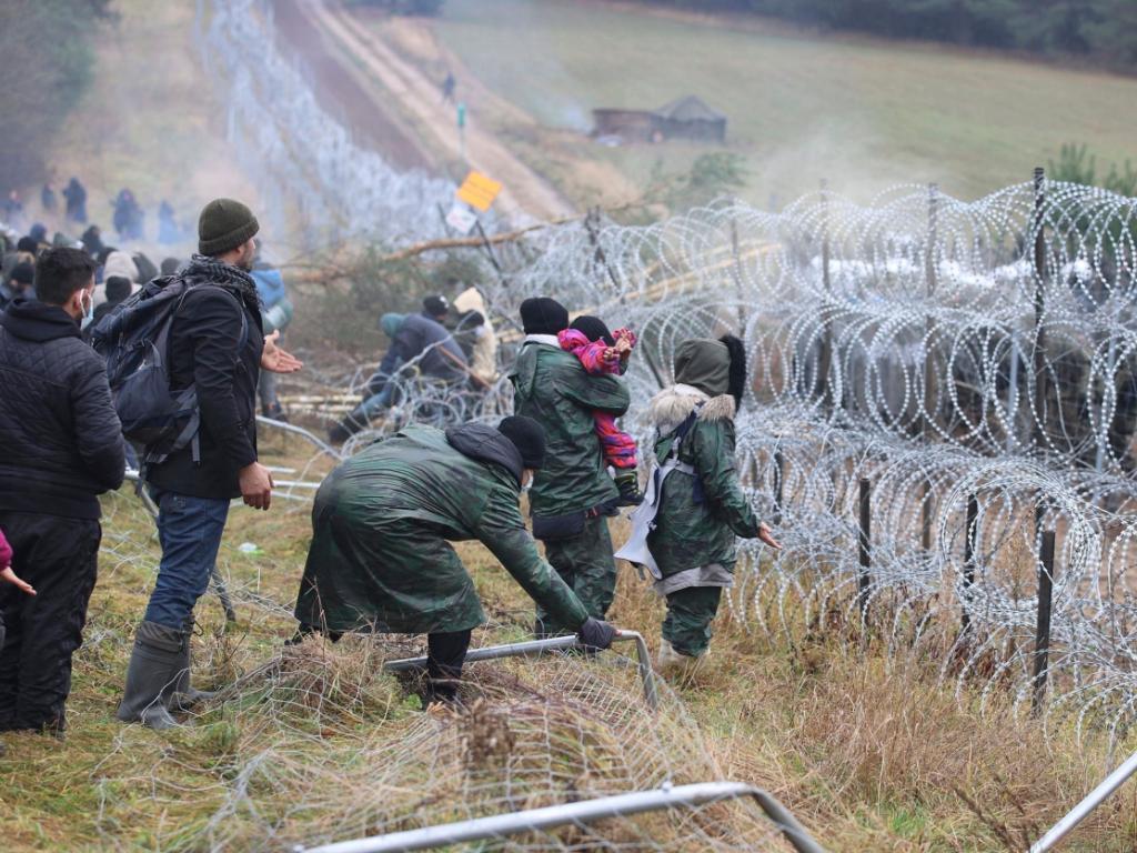 Migration über Belarus: Lage An Polnischer Grenze Spitzt Sich Zu - SWI ...