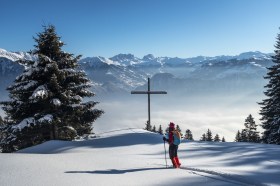 Schneeszene mit Kreuz