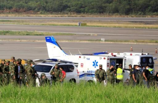 Dos Policías Y Un Agresor Mueren En Un Ataque Con Explosivos En