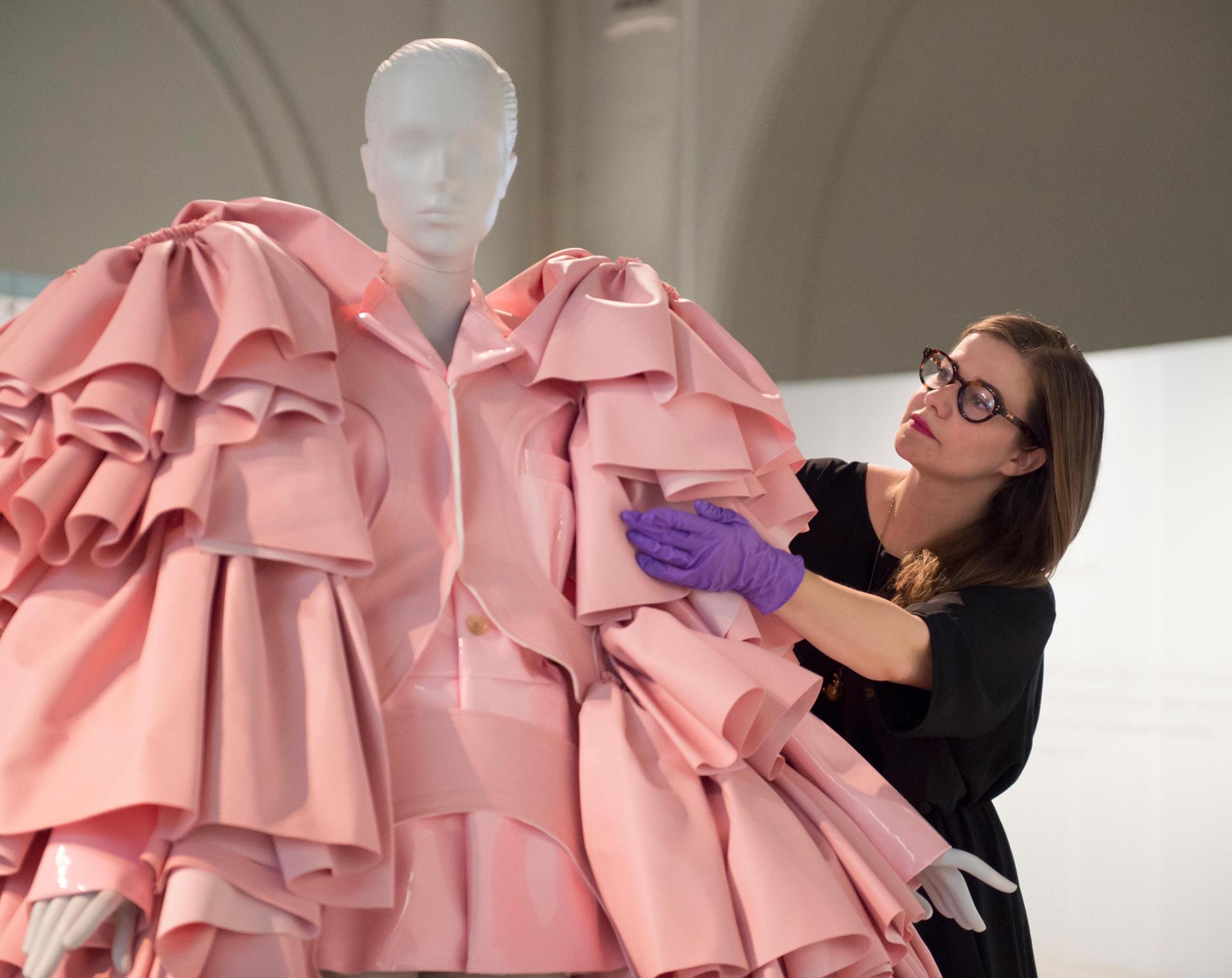 Gazar, the haute couture fabric invented for Cristobal Balenciaga - ALL-I-C