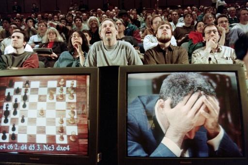 La inteligencia artificial lleva años ganándonos al ajedrez. Ahora también  nos está enseñando a mejorarlo