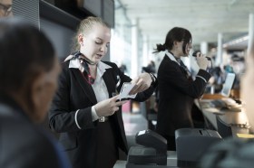 Swissport-Mitarbeiter kontrolliert Pässe und Bordkarten