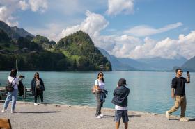 Turismo alavancado por série da Netflix causa transtornos a vilarejo na  Suíça; entenda - Mundo - Diário do Nordeste