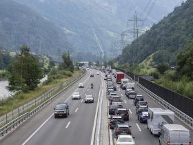 Zehn Kilometer Stau Vor Dem Gotthard-Nordportal Nach Ferienbeginn - SWI ...