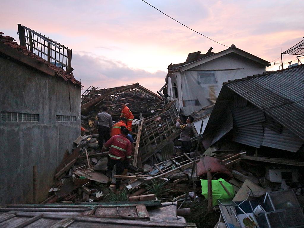 Erdbeben In Indonesien Hinterlässt Zerstörung - Mindestens 62 Tote ...