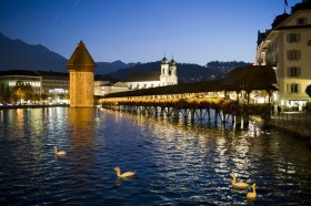 Luzern mit der Kapellbrücke bei Nacht